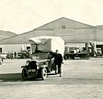 Ernst Baumann vor dem Lieferwagen von Ernst Hohenstein mit Pritschen-Aufsatz (heute: Pickup). Mit diesem umgebauten Opel 1,2 Liter, Baujahr 1934, transportierte er seine Bodentreppen zum Kunden.