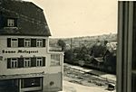 1942. Gasthaus Sonne Metzgerei. Rechts das ausgetrocknete Bett des Seitenbach/Mühlkanal, das damals noch nicht verdohlt war. Es war ein beliebter Spielplatz für Kinder.