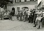 1974. Abriss des alten Gebäudes vom Kolonialwaren Wilhelm Binder. In der Mitte auf dem Gulli stehend: Werner Binder. Rechts neben dem Auto stehend: Architekt Ernst Hohenstein.