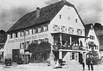 ca. 1930. Vordere Seestrasse, Gasthaus Metzgerei Sonne. Dahinter das Haus von Jakob Müller, Oberholzmacher.