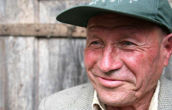 Wilhelm Langohr vor seinem Glasütter Backhäusle 2008